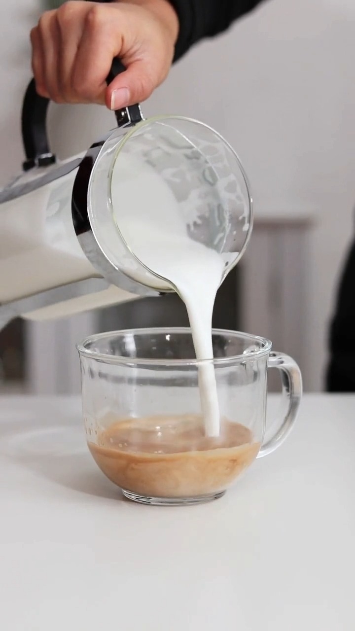 https://www.yesmooretea.com/wp-content/uploads/2021/12/How-to-Froth-Milk-at-Home-Using-a-French-Press-6-poster.jpeg